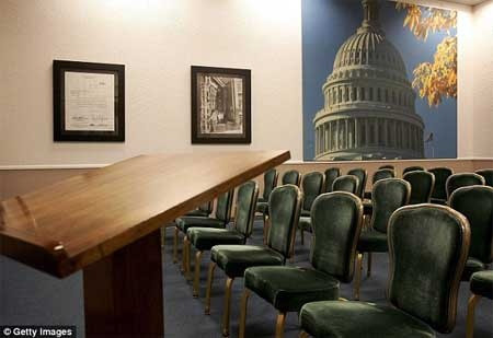 Tổng thống Dwight D. Eisenhower ra lệnh xây dựng boongke bí mật này với mật danh là "Dự án đảo Hy Lạp". Dự án được thi công từ năm 1858 và hoàn thành vào năm 1962.