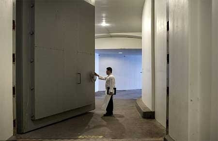 Vào năm 1992, tờ The Washington Post có bài viết tiết lộ về một boongke bí mật của chính phủ Mỹ nằm dưới khách sạn sang trọng Greenbrier ở White Sulphur Springs, Tây Virginia.