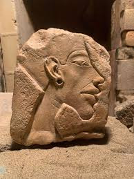 Ngay bản thân pharaoh Akhenaten cũng làm như vậy. Ông cưới em gái nên người con Tutankhamun có cơ thể dị dạng, sức khỏe yếu.