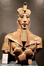 Cải cách tôn giáo này của pharaoh Akhenaten vấp phải sự phản đối của không ít người dân Ai Cập. Thậm chí, người đời còn gọi ông là "pharaoh dị giáo.