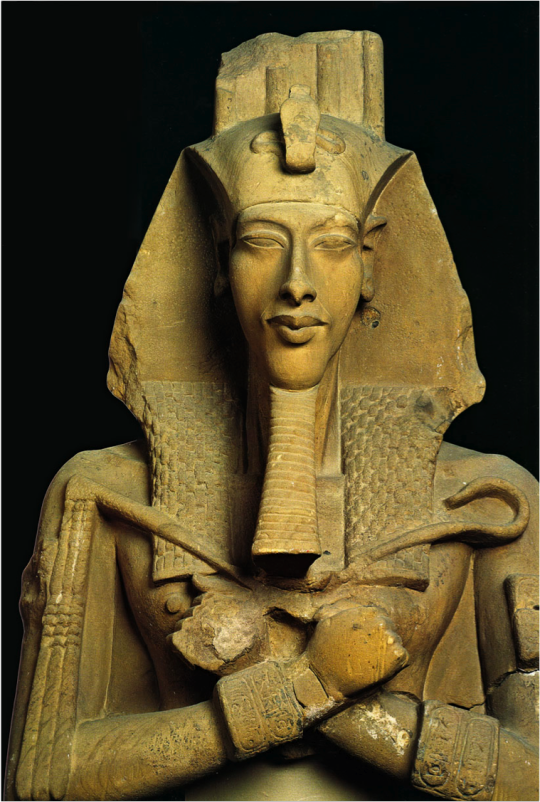 Theo đó, nhà vua Ai Cập Akhenaten thực hiện cuộc cải cách tôn giáo lớn và chưa từng có trong lịch sử. Ông loại bỏ tín ngưỡng đa thần có từ lâu đời ở Ai Cập và thay thế bằng việc chỉ thờ phụng một vị thần duy nhất: thần mặt trời Aten.