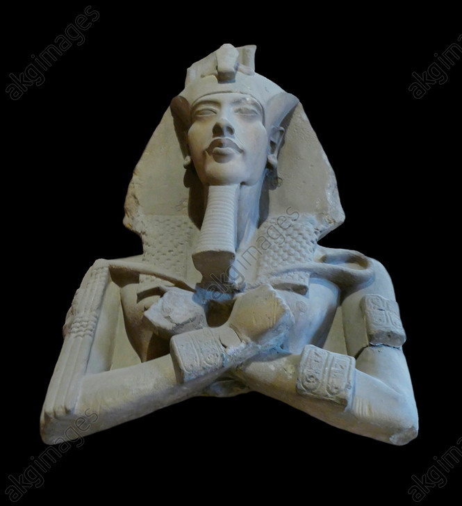 Cụ thể, các bức tượng tạc pharaoh Akhenaten với hình ảnh phần đầu thuôn dài giống như quả trứng. Tay và chân của nhà vua Ai Cập rất dài. Thậm chí, ông còn được khắc họa với phần bụng phệ.