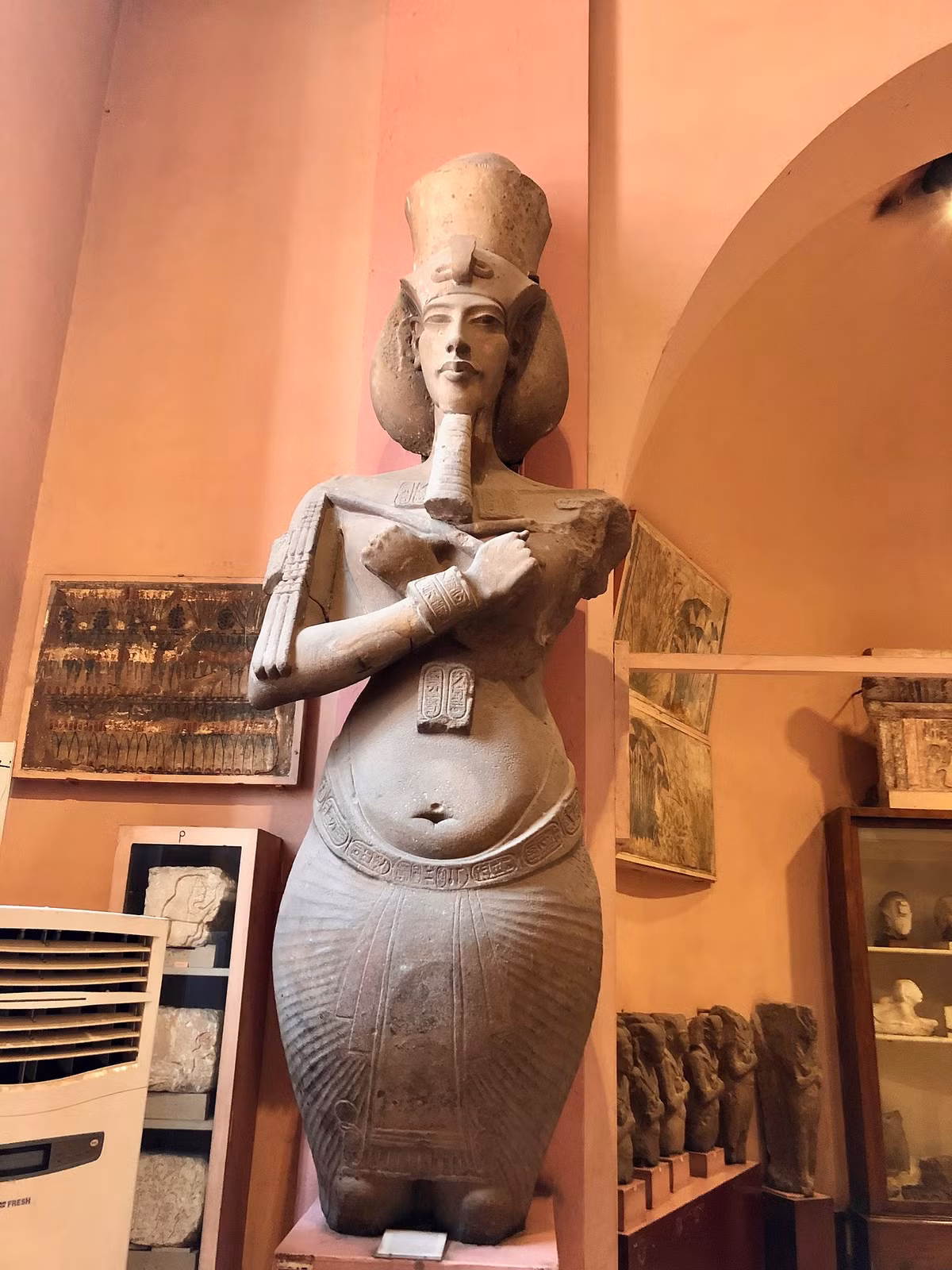 Lên ngôi với với tên gọi Amenhotep IV (có nghĩa là "Người hầu của Aten" - một vị thần mặt trời của Ai Cập), pharaoh Akhenaten tôn sùng thuyết độc thần.