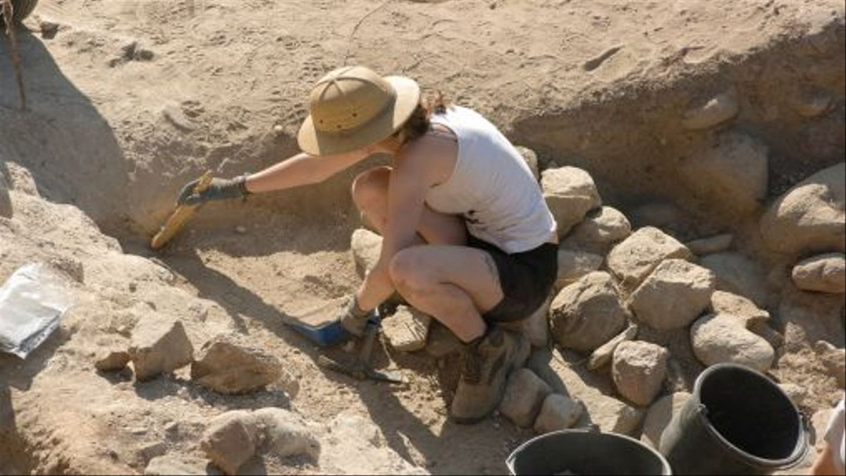 Truyền thuyết của Đạo giáo cũng kể về những tác dụng của huyết ngọc. Theo đó, loại ngọc có màu sắc đặc biệt như vậy không chỉ có thể xua đuổi tà ma mà còn được sử dụng như một pháp khí để trừ tà. Chỉ những thầy pháp có pháp lực cao cường mới có thể sử dụng huyết ngọc.