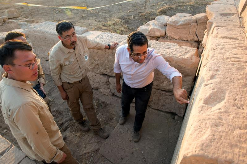 Từ đây, các chuyên gia tò mò miếng ngọc bội màu đỏ thuộc về người nào cũng như nó có nguồn gốc như thế nào. Sau một thời gian nghiên cứu và tìm kiếm các sử liệu, ghi chép, giới chuyên gia xác nhận đó là một miếng ngọc huyết.