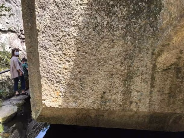 Cụ thể, trong tiếng Nhật, tên của cự thạch Ishi-no-Hoden có nghĩa là "sảnh kho báu bằng đá". Theo các chuyên gia, tảng đá có hình dạng của một tivi cũ có chiều cao gần 6m. Khi đứng nhìn từ xa, nhiều người không khỏi ngỡ ngàng khi cảm thấy hòn đá như đang lơ lửng bên trên một hồ nước.