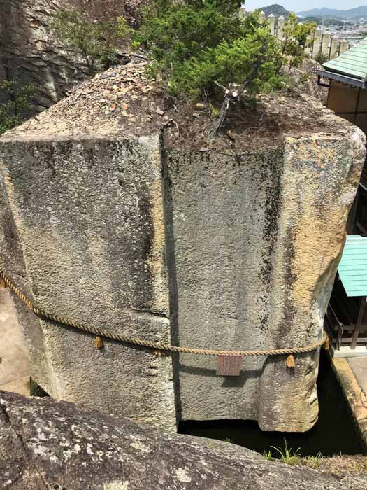 Các chuyên gia cho hay cự thạch Ishi-no-Hoden được chạm khắc từ hyaloclastite. Đây là một loại đá ngậm nước giàu thủy tinh hình thành trong quá trình phun trào núi lửa dưới nước hoặc dưới băng cách đây khoảng 70 triệu năm.