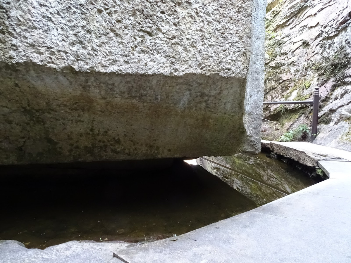 Theo đánh giá của các chuyên gia, người xưa đã tạo ra tảng đá Ishi-no-Hoden một cách hoàn hảo khiến nó trông giống như đang lơ lửng trên mặt nước.