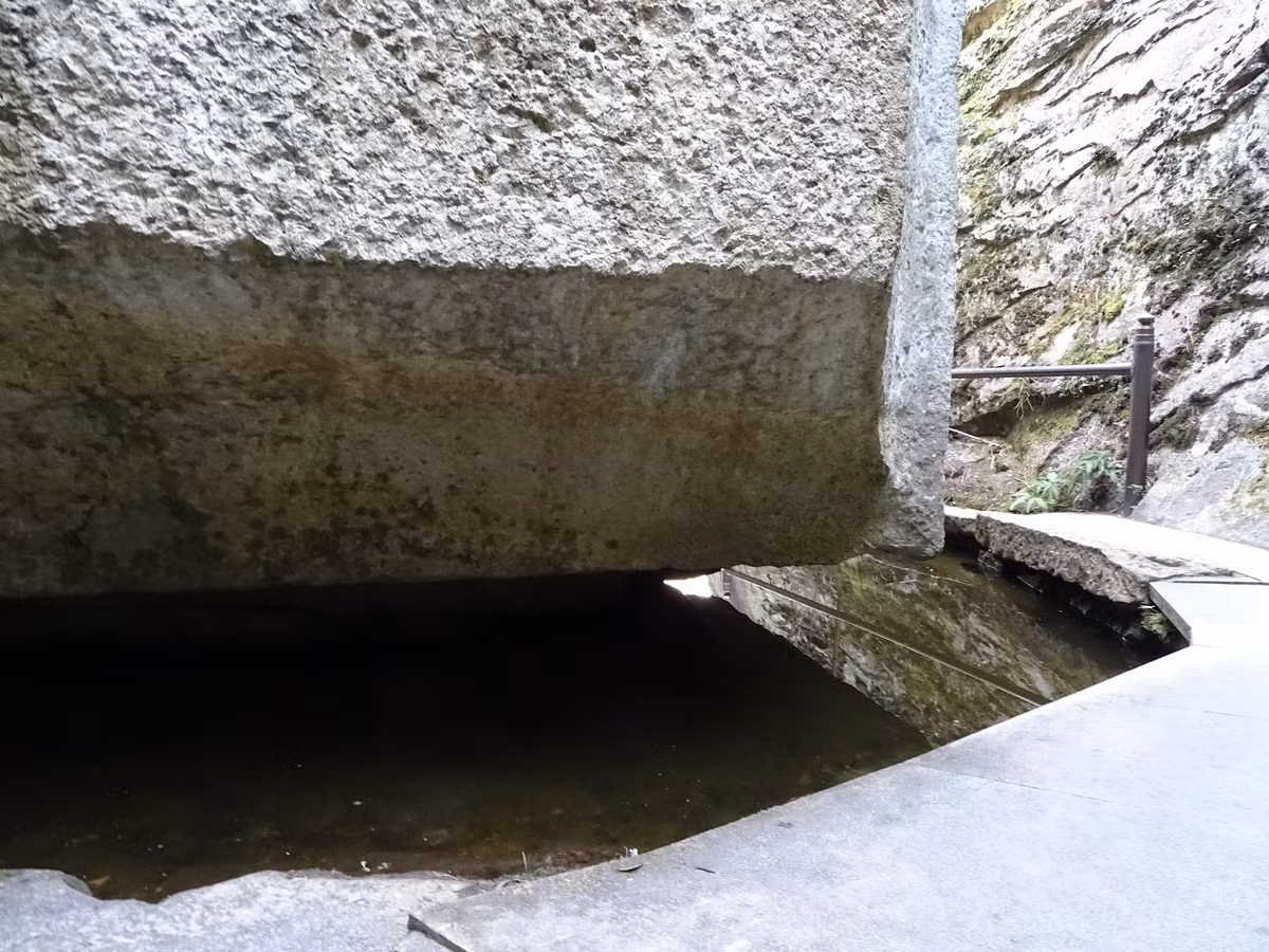 Theo đánh giá của các chuyên gia, người xưa đã tạo ra tảng đá Ishi-no-Hoden một cách hoàn hảo khiến nó trông giống như đang lơ lửng trên mặt nước.