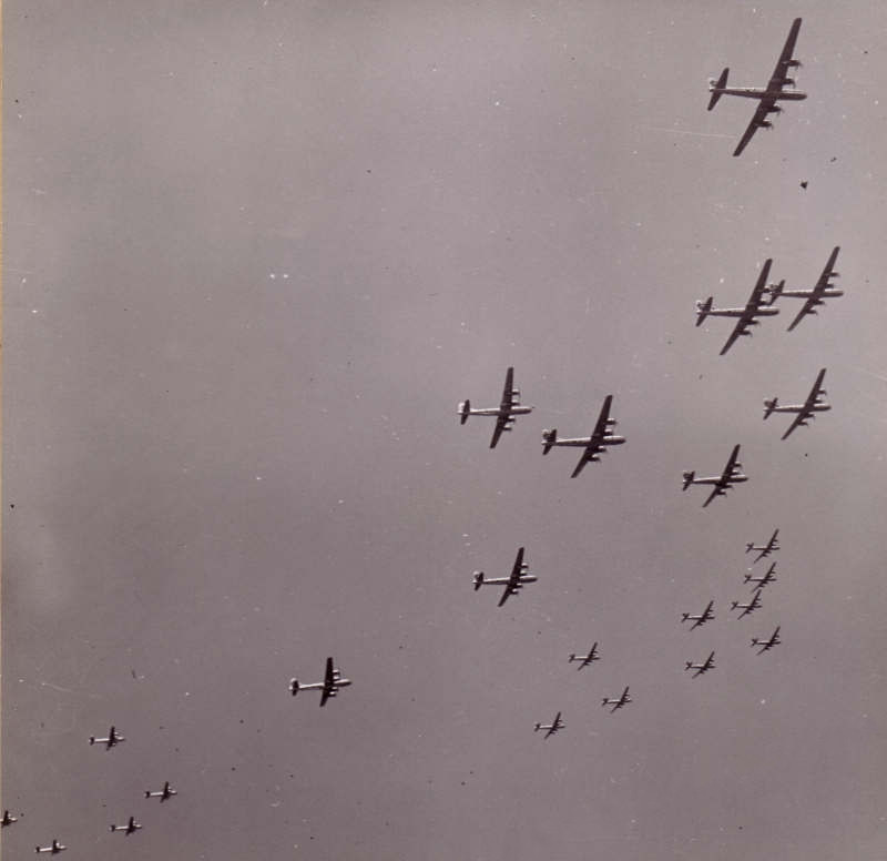 Trước sự việc kỳ lạ này, nhiều người tò mò về số phận phi công cũng như lý do vì sao nó lại xuất hiện ở Trân Châu Cảng. Một số nhà nghiên cứu cho rằng, máy bay Curtiss P-40 Warhawk trên có thể bị bắn rơi trong trận Trân Châu Cảng năm 1941.