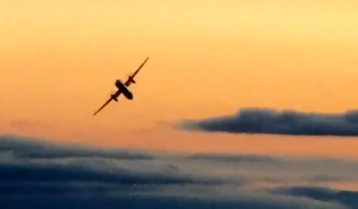 Người phi công đã cố gắng sửa máy bay và tìm cách trở về căn cứ. Tuy nhiên, quãng đường hơn 2.000 km quá dài khiến nó không thể đến nơi an toàn.