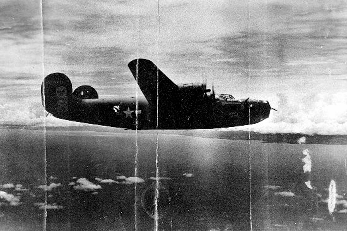 Bên trong buồng lái dường như có một phi công có vết máu trên người. Khi lực lượng bảo vệ không phận chưa nắm rõ tình hình thì phi công trên "máy bay ma" vẫy tay và mỉm cười với họ. Sau đó, chiếc máy bay "lạ" mất độ cao và rơi xuống đất. Kết quả là một vụ nổ lớn xảy ra khiến máy bay bị cháy rụi.