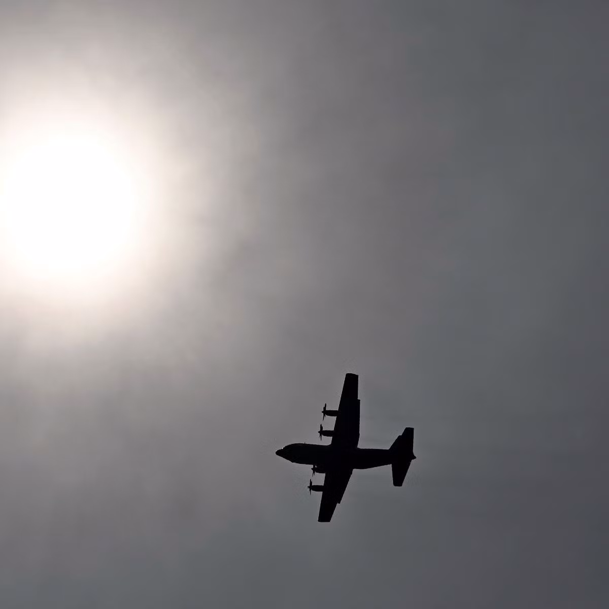 Trong khi đó, một vài người cho rằng, câu chuyện trên chỉ là hư cấu. Một người nào đó có thể cố tình bịa việc nhìn thấy "máy bay ma" để thu hút sự quan tâm của công chúng.