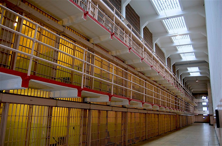 Tuy nhiên, do nhà tù Alcatraz cách đất liền khá xa cộng thêm xuất hiện cơn bão nên 2 tù nhân Theodore Cole và Ralph Roe chết đuối trên đường đào tẩu.