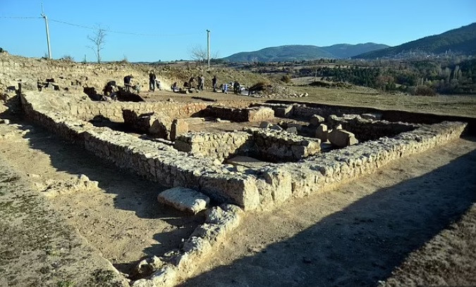 Các chuyên gia khảo cổ đã phát hiện 14 kiến trúc bao gồm: 2 nhà tắm, 2 nhà thờ, một nhà hát, một mộ đá, một biệt thự và quảng trường, tòa nhà kiên cố - nơi tìm thấy mặt nạ kỵ binh.