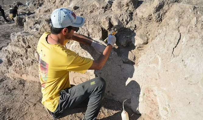 Thành phố cổ Hadrianopolis còn được gọi là Caesarea và Proseilemmene có người sinh sống từ thế kỷ 1 trước Công nguyên đến thế kỷ 8 sau Công nguyên.