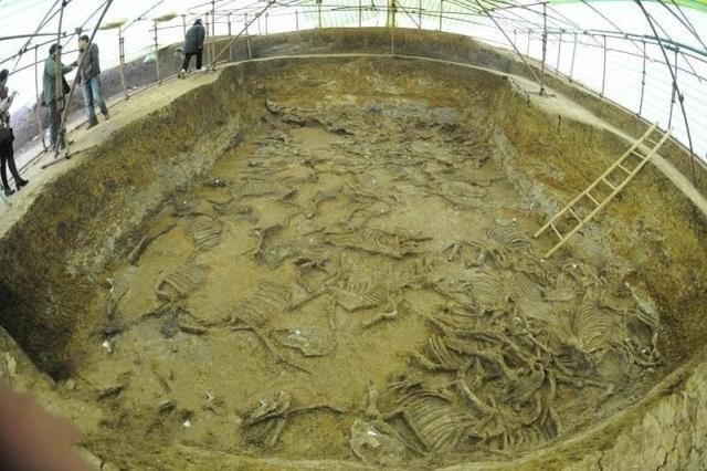 Căn cứ vào những hiện vật được tìm thấy trong lăng mộ, các chuyên gia xác định chủ nhân là một vương hầu sống vào thời Ngũ Đại (907 - 960).