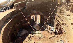 Do vậy, các nhà khảo cổ tìm thấy hài cốt của 80 kẻ trộm mộ trong cuộc khai quật vào năm 1981. Khi tiến hành cuộc khai quật, bẫy cát bên trong lăng mộ không còn hoạt động vì có quá nhiều tên đạo trích đào trúng.