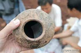 Nhờ cách bố trí cạm bẫy bằng cát, lăng mộ của vị vương hầu còn nguyên vẹn đồ tùy táng. Điều này giúp các chuyên gia tìm hiểu cuộc sống của người xưa.