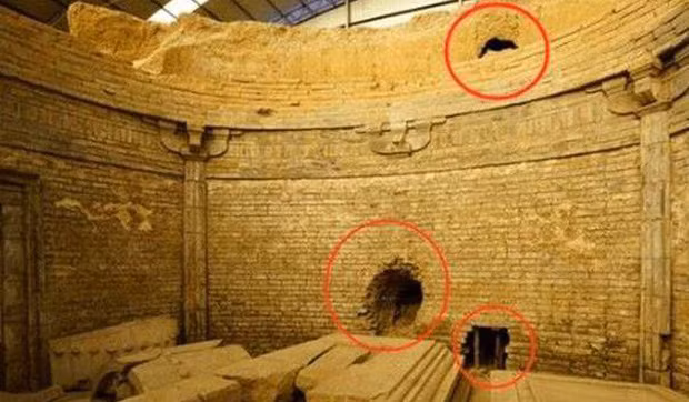 Một số bức tường và trần trong lăng mộ không làm từ đất cứng. Thay vào đó, chúng được thay thế bằng cát mịn. Khi những tên trộm mộ đào đường vào bên trong lăng mộ trúng bẫy cát trên thì sẽ bị chôn vùi trong bẫy và tử vong.