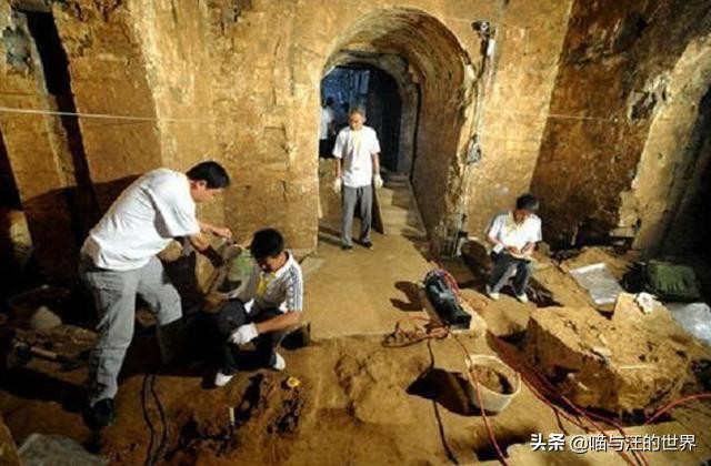 Vậy nên, các nhà khảo cổ không gặp nguy hiểm khi tiến hành cuộc khai quật và thực hiện nghiên cứu nhằm giải mã các bí mật về lăng mộ cổ xưa này.