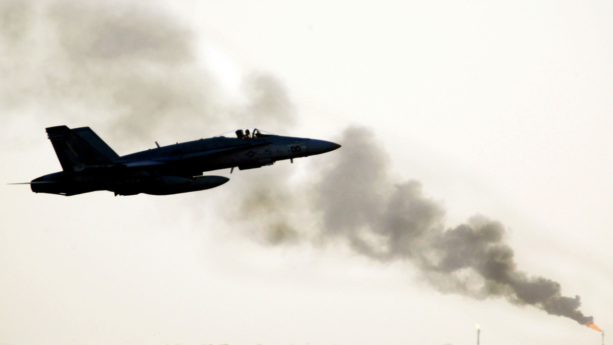 Chỉ huy Phi đội 19 là đại úy Charles Taylor cũng gửi tin tức tương tự về trung tâm chỉ huy. Ông báo cáo với chỉ huy ở căn cứ rằng, 5 máy bay dường như đang ở vịnh Mexico. Tiếp đến, ông ra lệnh cho Phi đội 19 giữ đội hình sát nhau, sẵn sàng đáp xuống biển khi gần cạn nhiên liệu trong trường hợp không thấy đất liền.