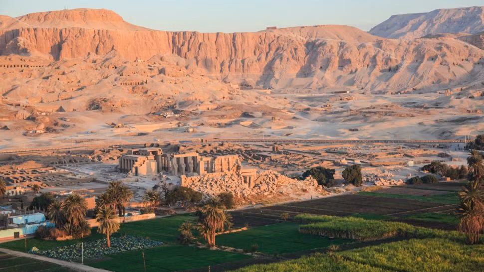 Tuy nhiên, kể từ sau pharaoh Ahmose I, các đời vua tiếp theo không xây kim tự tháp để làm nơi an nghỉ sau khi băng hà. Thay vào đó, họ cho xây dựng lăng mộ tại Thung lũng các vị vua gần Thebes (nay là Luxor). Do đó, Thung lũng các vị vua dần trở thành khu mộ hoàng gia - nơi nhiều pharaoh cùng vợ con được mai táng trong những lăng mộ bề thế.