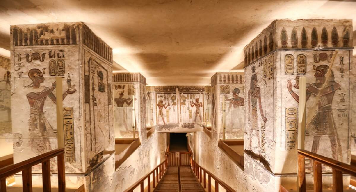 Địa hình của Luxor - kinh đô Ai Cập trong thời Tân Vương quốc cũng có thể góp phần khiến các pharaoh dừng xây kim tự tháp. Khu vực này có không gian hạn chế và quá gồ ghề. Theo đó, Luxor không phù hợp để xây dựng các kim tự tháp.