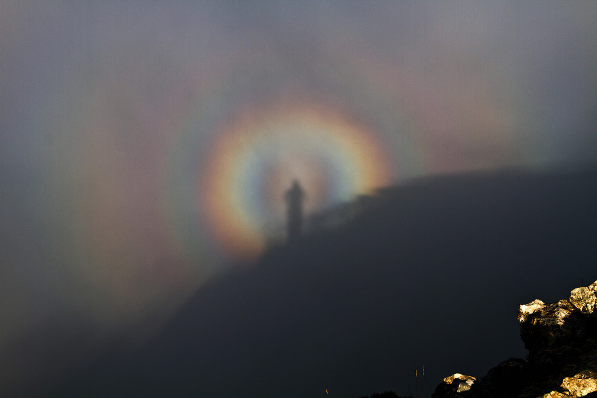 Am Fear Liath Mòr có mái tóc ngắn, vai rộng và cánh tay dài. Mỗi lần xuất hiện, sinh vật bí ẩn này phát ra âm thanh rùng rợn nhất là khi nó đi trên sỏi đá.