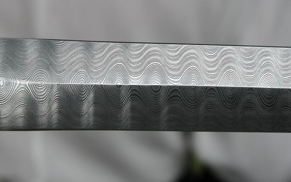 Loại thép Damascus có chứa nhiều carbon hơn so với các loại thép thông thường. Người Ấn Độ sử dụng loại thép này để chế tạo nhiều loại vũ khí.