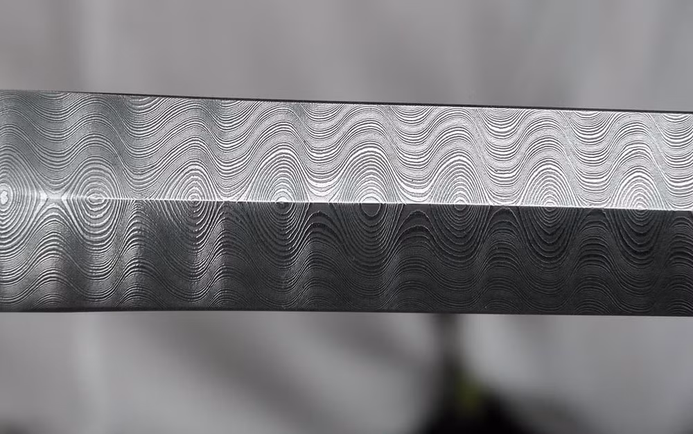 Loại thép Damascus có chứa nhiều carbon hơn so với các loại thép thông thường. Người Ấn Độ sử dụng loại thép này để chế tạo nhiều loại vũ khí.