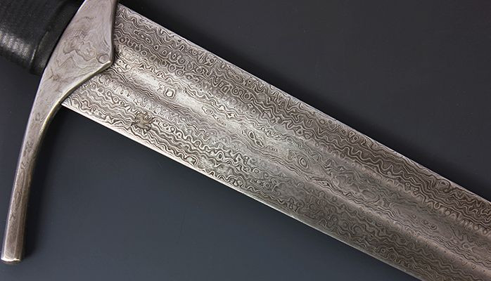 Thép Damascus (hay còn gọi thép Wootz) là loại nguyên liệu vô cùng nổi tiếng thời Trung cổ. Nguyên do là bởi nó được sử dụng để chế tạo nên những thanh bảo kiếm vô cùng sắc bén và khó bị gãy.