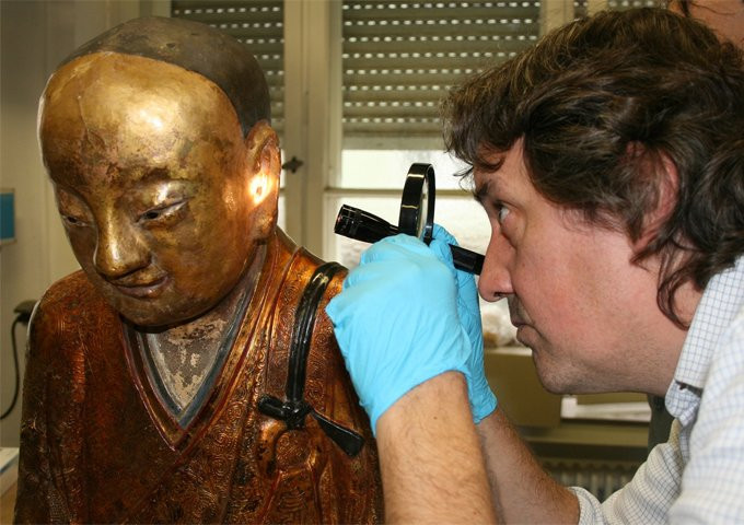 Do đó, các chuyên gia đưa bức tượng Phật đến Trung tâm Y tế Meander để chụp cắt lớp CT.