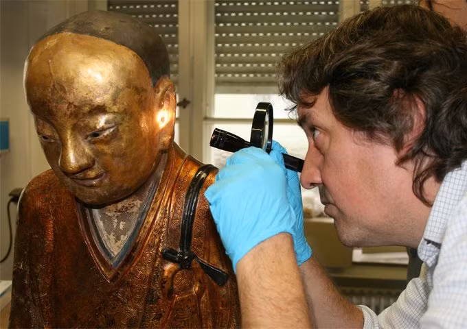 Do đó, các chuyên gia đưa bức tượng Phật đến Trung tâm Y tế Meander để chụp cắt lớp CT.