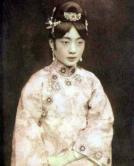 Vì vậy, về sau, Phổ Nghi nảy sinh tâm lý sợ hãi khi ở bên các phi tần. Đây được cho là lý do khiến Phổ Nghi bỏ đi trong đêm tân hôn với hoàng hậu Uyển Dung.