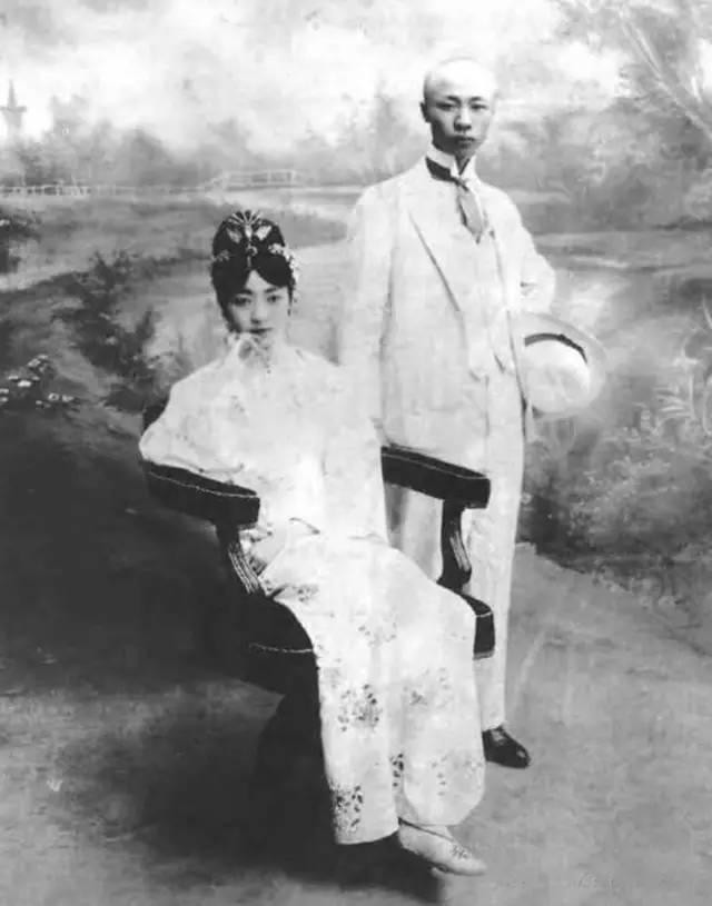 Ông hoàng cuối cùng trong lịch sử Trung Quốc này tới tẩm cung của hoàng hậu Uyển Dung để động phòng hoa trúc. Sau khi tháo khăn trùm đầu của hoàng hậu, Phổ Nghi bị thu hút bởi nhan sắc xinh đẹp, quyến rũ của bà.