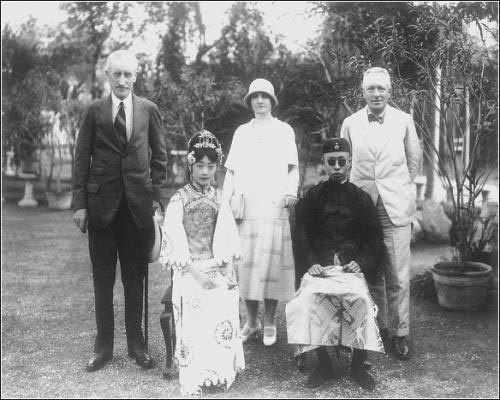 Vào năm 1922, hoàng đế Phổ Nghi lập hoàng hậu. Ban đầu, ông muốn lập Thục phi Văn Tú làm hoàng hậu. Tuy nhiên, dưới áp lực của các thái phi và triều đình, ông hoàng này lập Uyển Dung làm vương hậu.