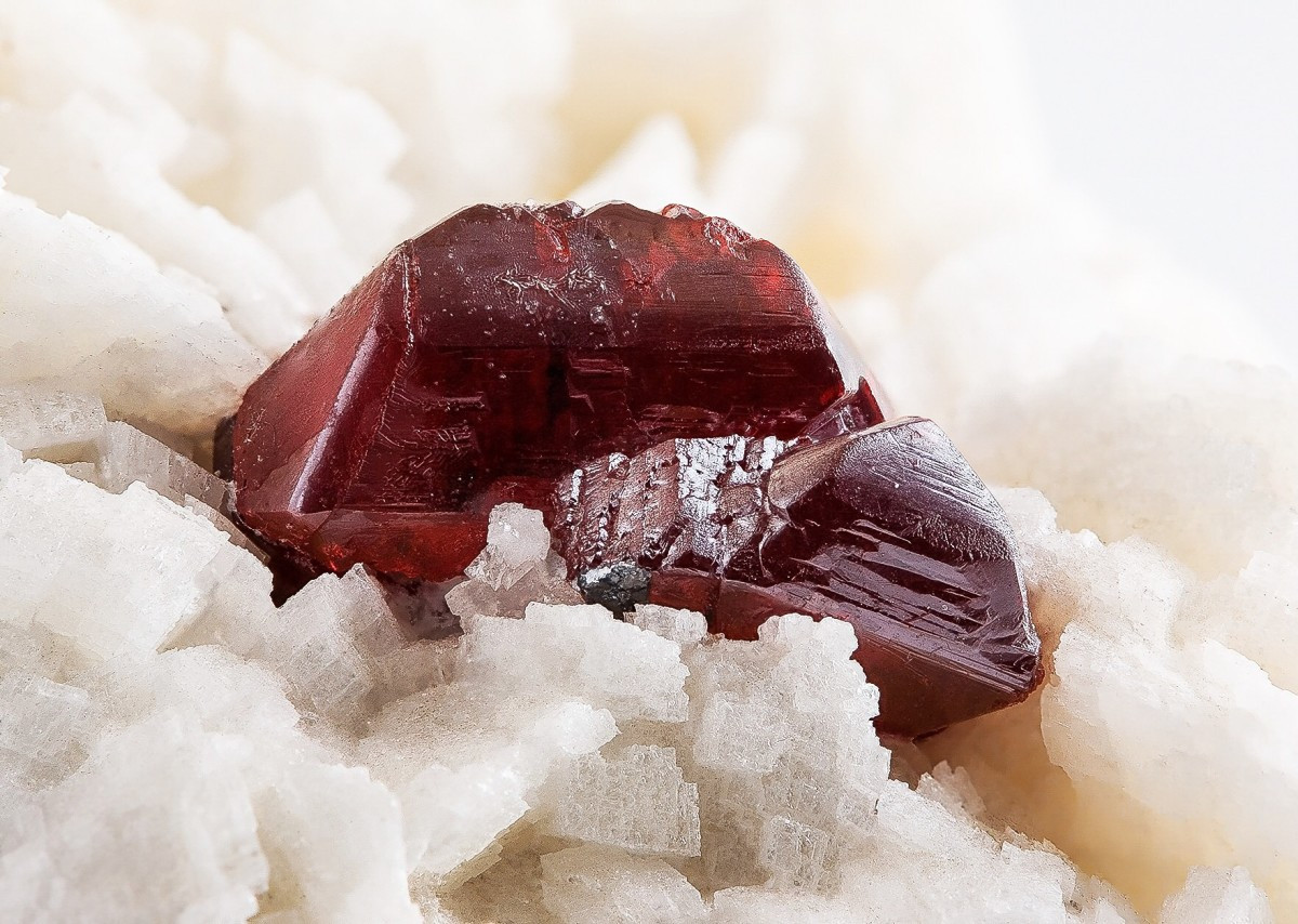 Ban đầu, các chuyên gia cho rằng màu đỏ trên mặt nạ là chu sa, loại khoáng chất màu đỏ tươi cấu tạo từ thủy ngân và lưu huỳnh. Chu sa thường được tầng lớp thượng lưu sử dụng. Nó có ý nghĩa quan trọng trong các nghi lễ cúng tế. Trái lại, tầng lớp bình dân sử dụng một loại sơn từ thổ hoàng để vẽ lên các đồ vật. Dù bị chôn vùi dưới lớp đất sâu suốt 1.000 năm thì màu đỏ dày 1 - 2 mm vẫn bám chặt vào mặt nạ.