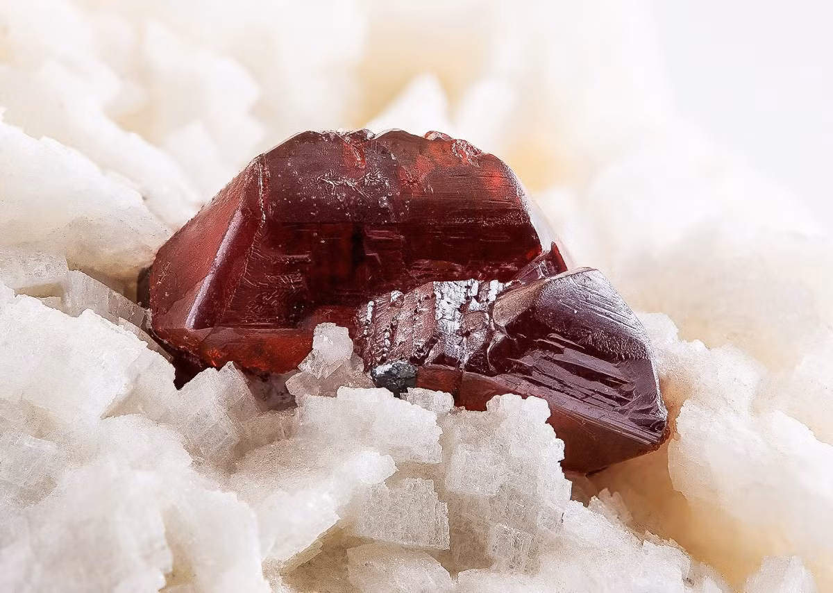 Ban đầu, các chuyên gia cho rằng màu đỏ trên mặt nạ là chu sa, loại khoáng chất màu đỏ tươi cấu tạo từ thủy ngân và lưu huỳnh. Chu sa thường được tầng lớp thượng lưu sử dụng. Nó có ý nghĩa quan trọng trong các nghi lễ cúng tế. Trái lại, tầng lớp bình dân sử dụng một loại sơn từ thổ hoàng để vẽ lên các đồ vật. Dù bị chôn vùi dưới lớp đất sâu suốt 1.000 năm thì màu đỏ dày 1 - 2 mm vẫn bám chặt vào mặt nạ.