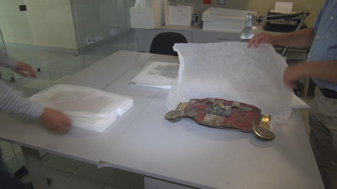 Nền văn minh Sicán sinh sống ở ven biển phía bắc Peru từ thế kỷ 9 -14. Bộ hài cốt của người đàn ông được sơn màu đỏ tươi, không có hộp sọ và đặt trong tư thế nằm sấp ở giữa ngôi mộ hình vuông sâu 12 m. Theo các chuyên gia, người xưa cố ý để hộp sọ nằm tách biệt với phần còn lại của bộ hài cốt. Nó được dựng thẳng và đeo chiếc mặt nạ sơn đỏ.