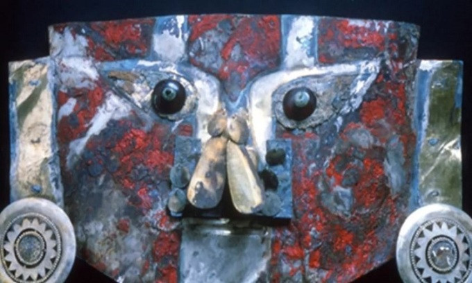 Các chuyên gia thuộc dự án khảo cổ Sicán tìm thấy một mặt nạ vàng 1.000 tuổi vào thập niên 1990 khi khai quật ngôi mộ cổ ở Peru. Theo họ, ngôi mộ chứa hài cốt của một người đàn ông trung niên ở tầng lớp thượng lưu từ nền văn minh Sicán.