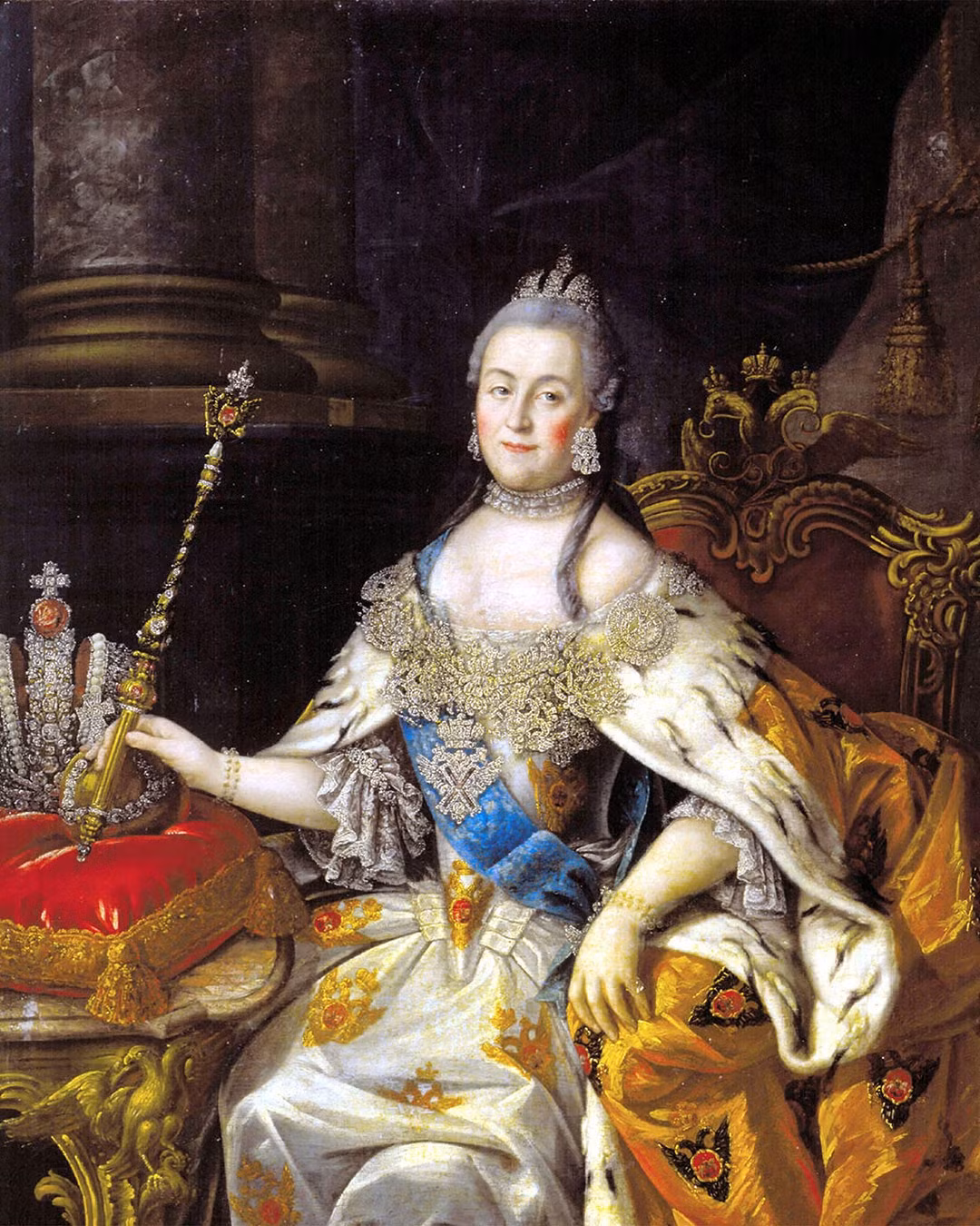 Là người phụ nữ mạnh mẽ và muốn nắm quyền lực, vào ngày 28/6/1796, bà hoàng Ekaterina II mặc trang phục sĩ quan, cưỡi ngựa đến doanh trại trung đoàn cận vệ và đọc cáo trạng về âm mưu chống nước Nga của chồng - Nga hoàng Pyotr II.