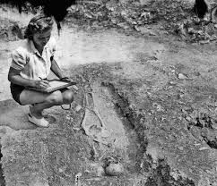 Việc chôn cất cùng nhiều đồ tùy táng giá trị như trên cho thấy người phụ nữ này có cuộc sống sung túc, giàu có khi còn sống.