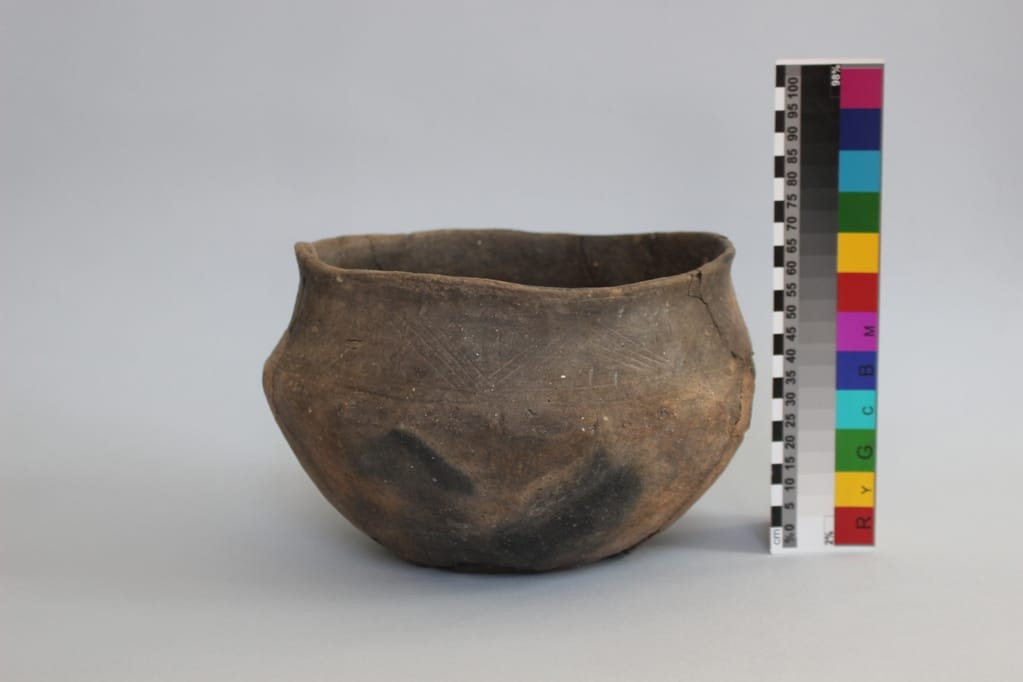 Trong khi đó, ngôi mộ nguyên vẹn, không bị mộ tặc xâm phạm thuộc về một phụ nữ. Người này qua đời khi khoảng 35 - 50 tuổi. Bên trong mộ cổ của bà có nhiều đồ tùy táng giá trị là trang sức từ vàng, bạc và đá quý.