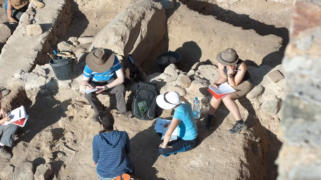 Đặc biệt, các chuyên gia phát hiện có một bộ xương của động vật nhưng chưa thể xác định là loài nào. Dù vậy, họ suy đoán đây có thể là thú cưng của người phụ nữ.