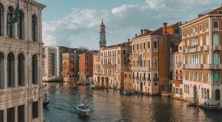 Thành phố Venice nổi tiếng của Italy thường xuyên rơi vào tình trạng ngập lụt khi gặp các cơn bãi lớn. Thêm nữa, nơi đây đang lún với tốc độ 2mm mỗi năm. Khi mực nước biển tiếp tục dâng cao trong những năm tới thì việc Venice chìm hẳn dưới biển là điều có thể xảy ra.