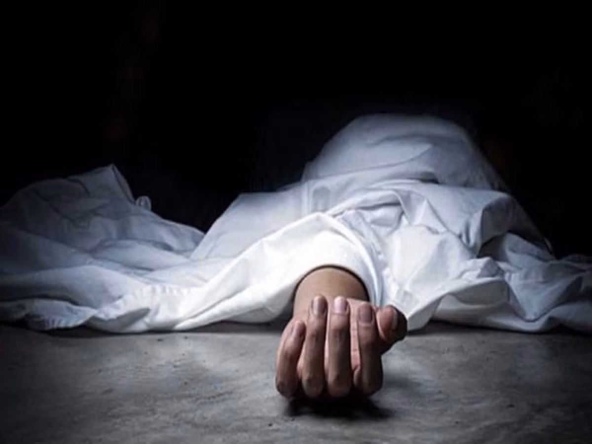 Vi sao khong nen cham tay vao mat nguoi qua co?