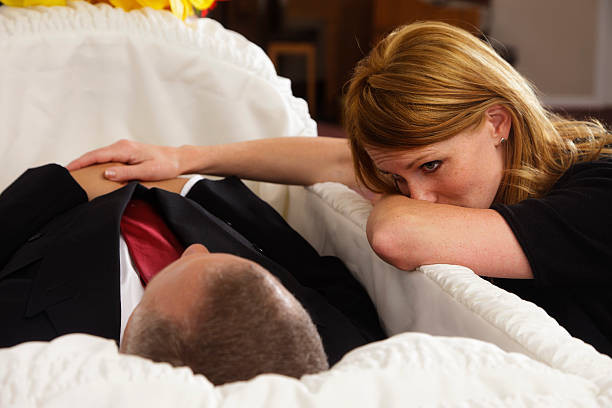 Việc chạm vào mặt người chết được coi là hành động thiếu tôn trọng với người quá cố. Không những vậy, hành động này còn tiềm ẩn một số nguy hiểm đến sức khỏe của người chạm vào tử thi.