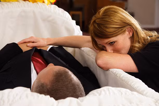 Việc chạm vào mặt người chết được coi là hành động thiếu tôn trọng với người quá cố. Không những vậy, hành động này còn tiềm ẩn một số nguy hiểm đến sức khỏe của người chạm vào tử thi.