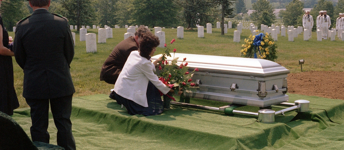 Do đó, nhiều gia đình sử dụng dịch vụ trang điểm cho người chết để thân nhân sang thế giới bên kia với dáng vẻ đẹp đẽ nhất. Những người đến viếng có thể tiễn biệt và nhìn mặt người quá cố lần cuối nhưng không chạm vào.